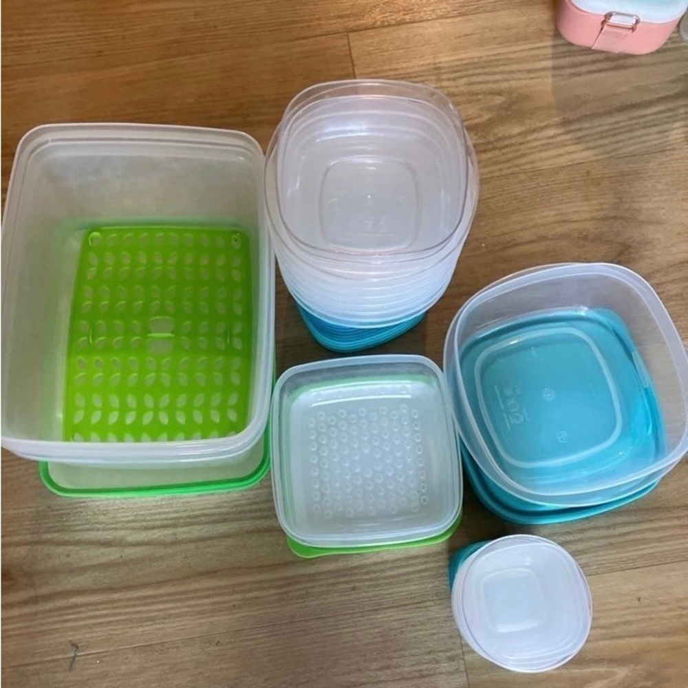 Rubbermaid kitchen storage Tupperware bundle